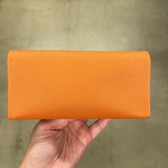 Tory Burch sunglasses case - Picture 2 of 5